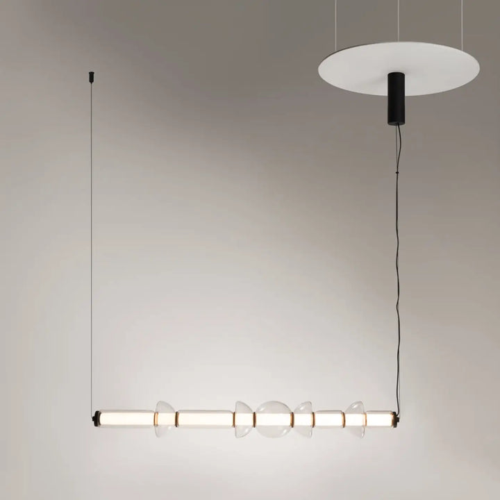 Suspension luminaire cosmo linéaire avec led linéaire, abat-jour blanc minimaliste et verre transparent ornant barres illuminées