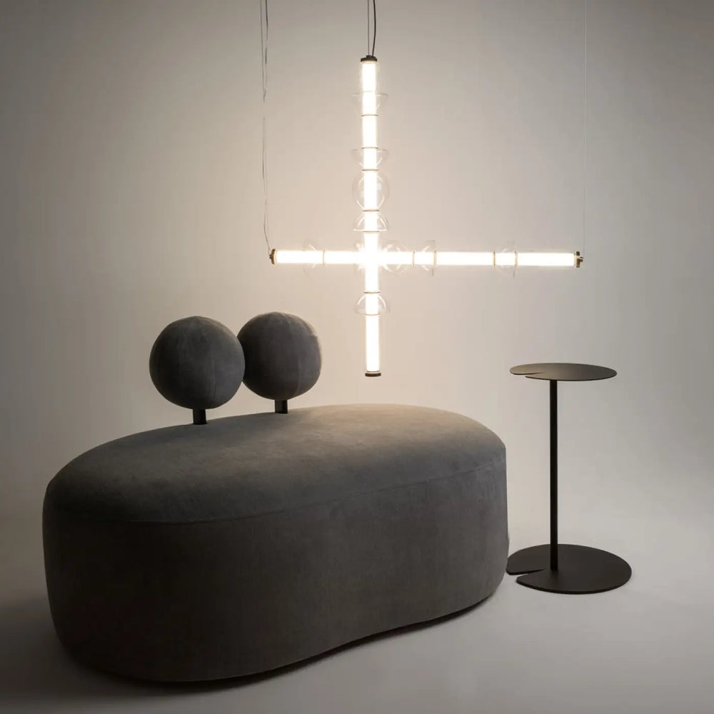 Suspension luminaire cosmo linéaire avec ottomane moderne en velours gris et deux dossiers sphériques en verre strié led linéaire