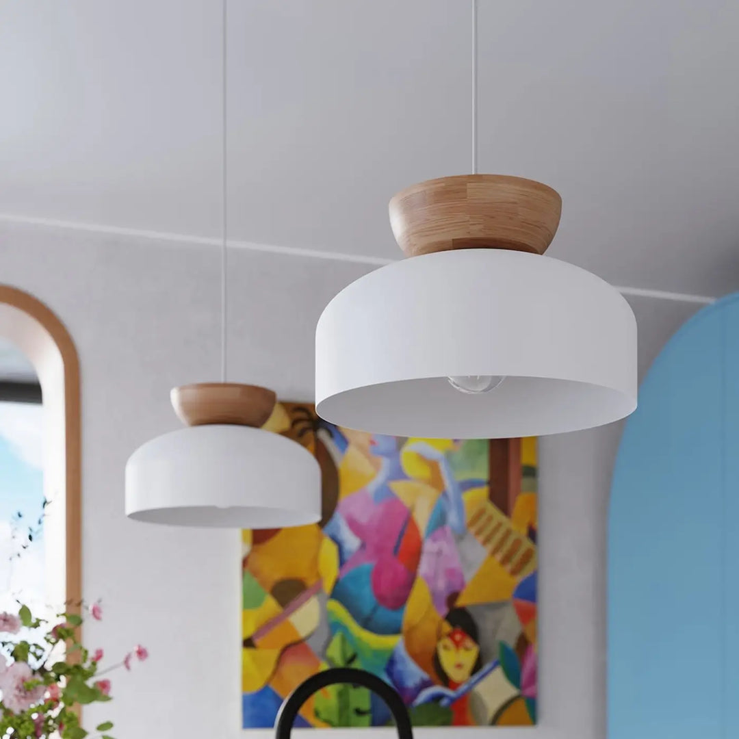 Suspension blanc/bois naturel vue rapprochée dans son décor