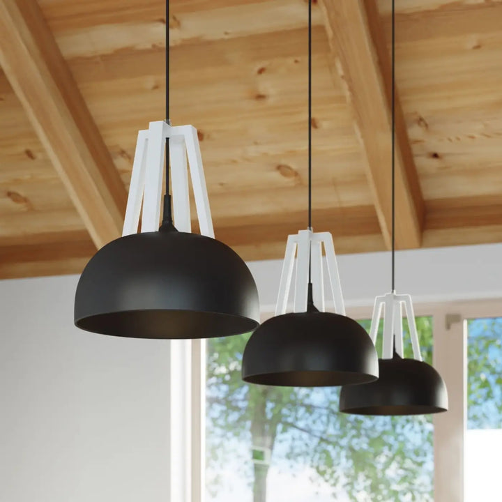 Suspension noir/blanc vue rapprochée dans son décor