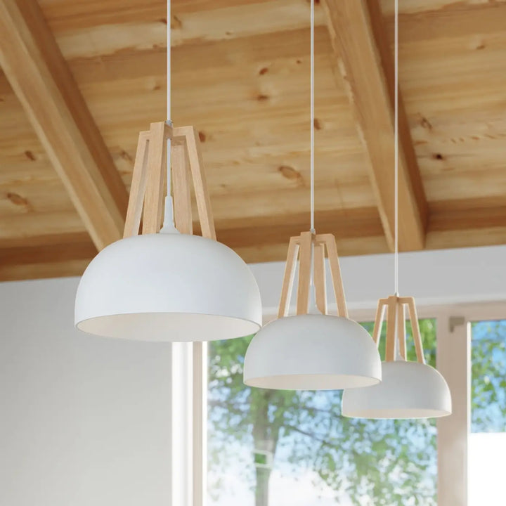 Suspension blanc/bois naturel vue rapprochée dans son décor