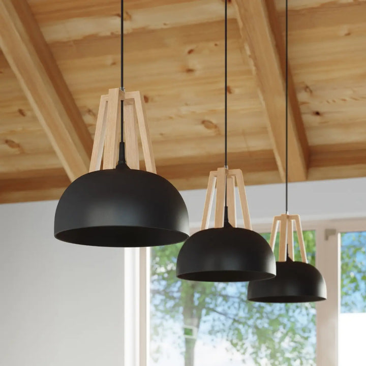 Suspension noir/bois naturel vue rapprochée dans son décor