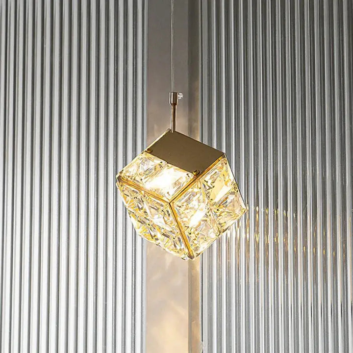 Suspension Cristal Cube Transparent Et Structure Dorée Moderne