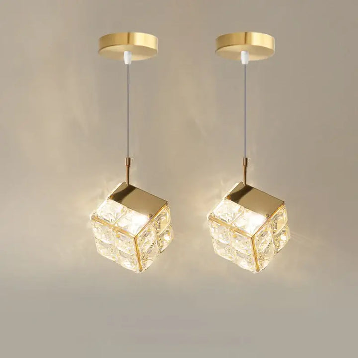 Suspension Cristal Cube Transparent Et Structure Dorée Moderne