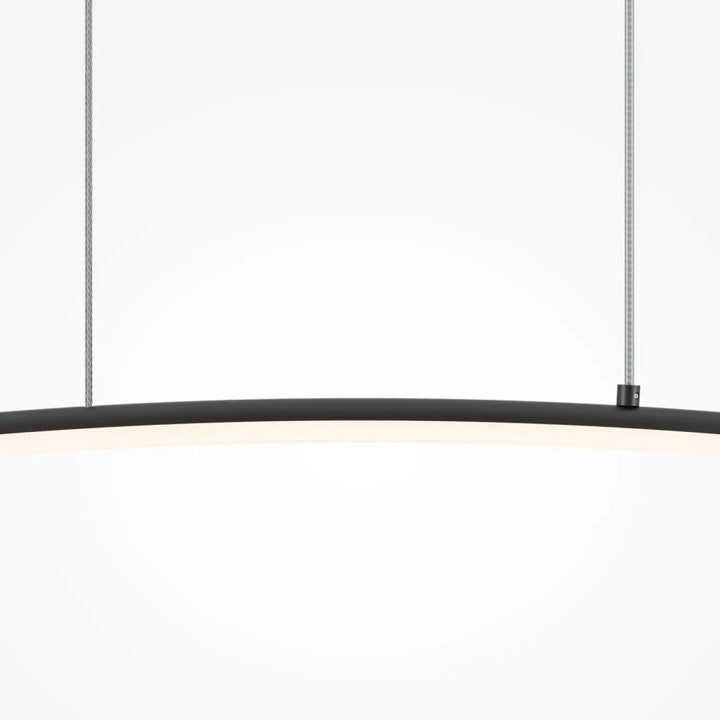 Suspension luminaire curve noir linéaire led avec deux câbles en acier pour éclairage salle à manger ou d’un îlot