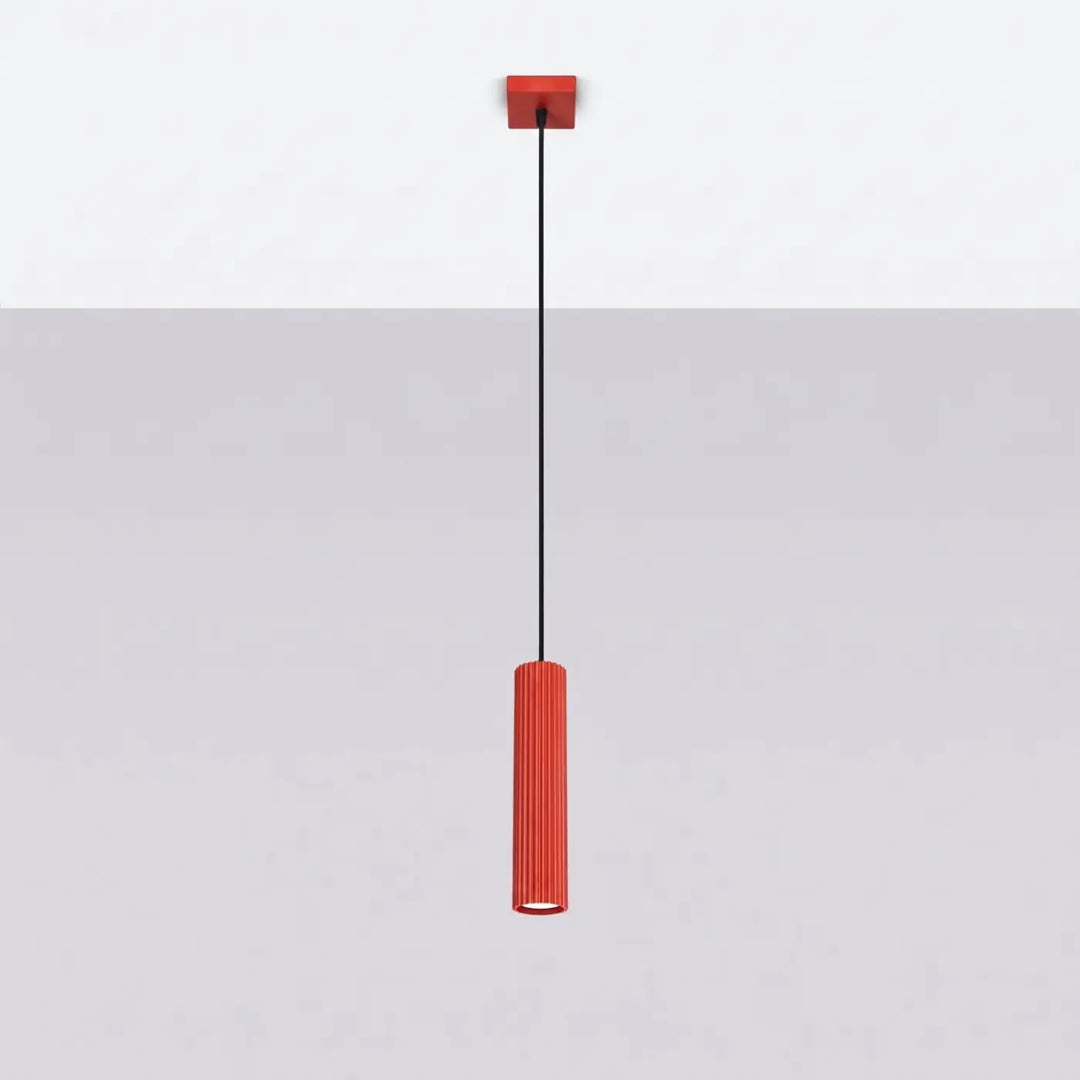 Suspension Luminaire rouge éteinte, vue rapprochée