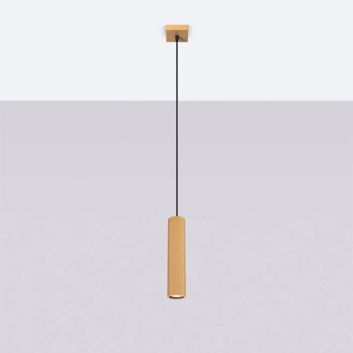 Suspension Luminaire doré éteinte, vue rapprochée