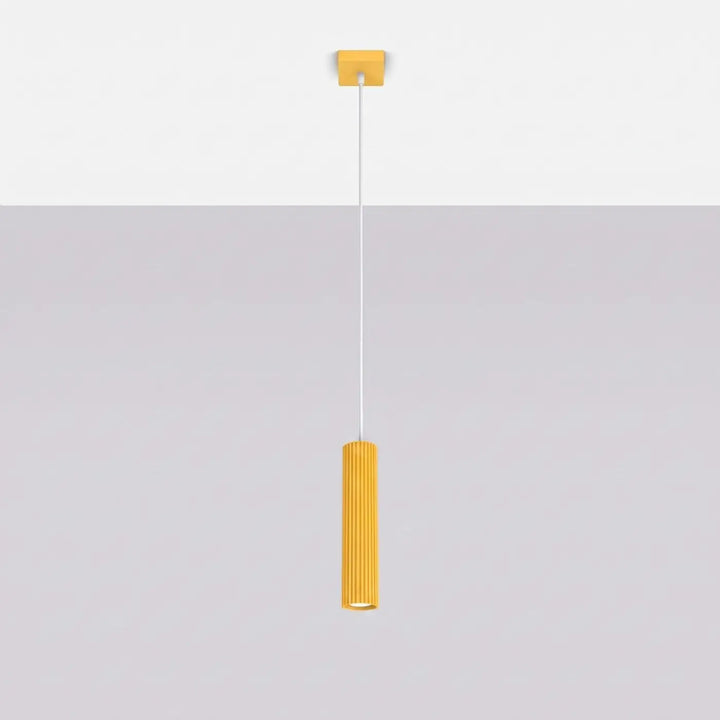 Suspension Luminaire jaune éteinte, vue rapprochée