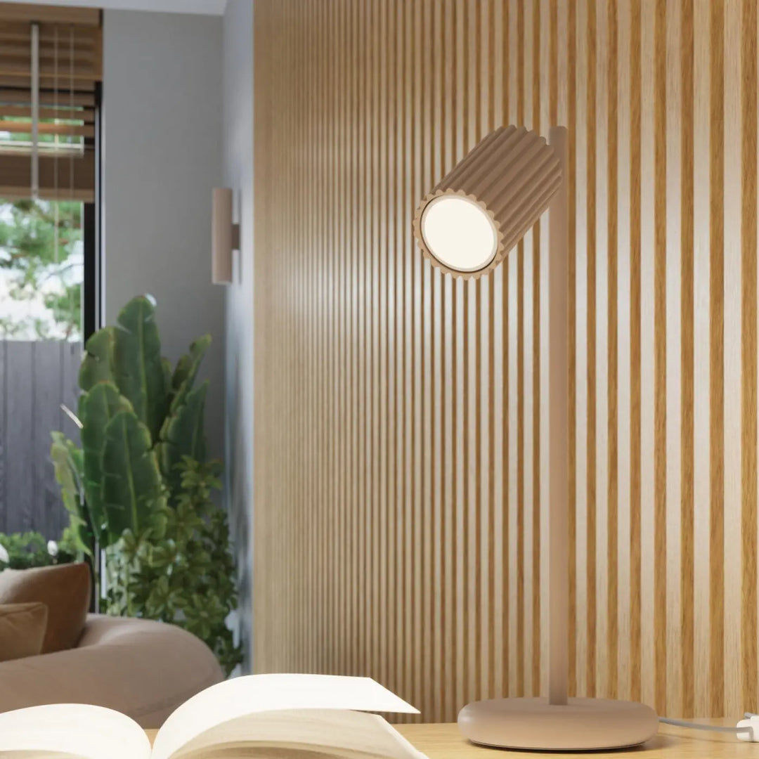 Suspension Luminaire taupe allumée, vue rapprochée