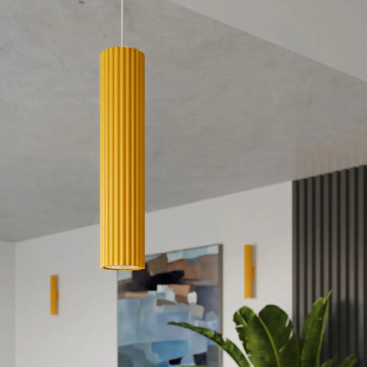 Suspension Luminaire jaune allumée, vue rapprochée