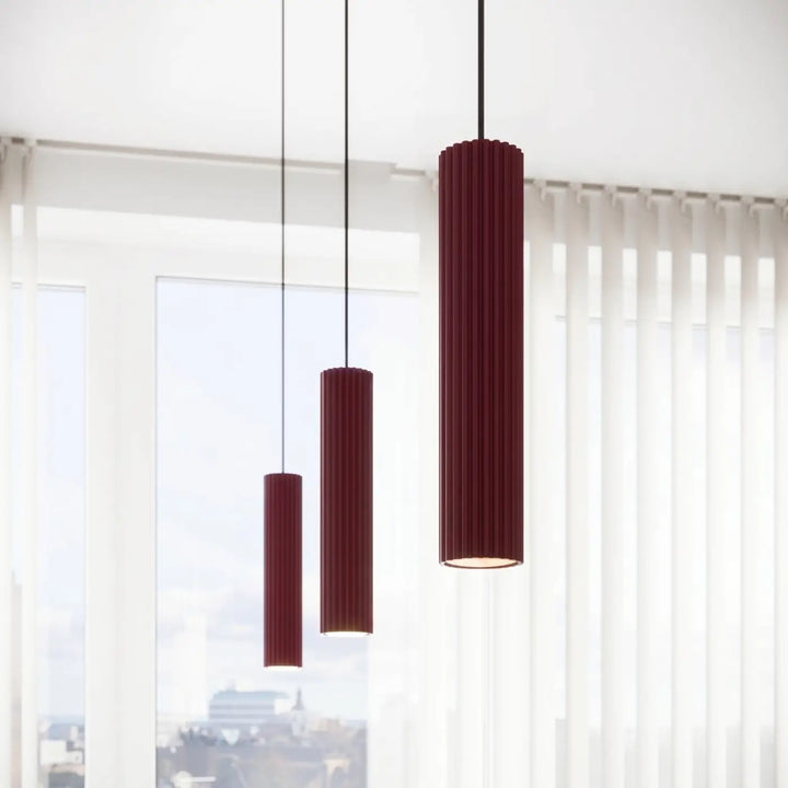 Suspension Luminaire bordeaux allumée, vue rapprochée