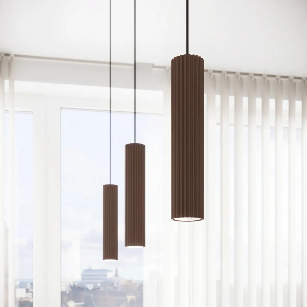 Suspension Luminaire marron allumée, vue rapprochée