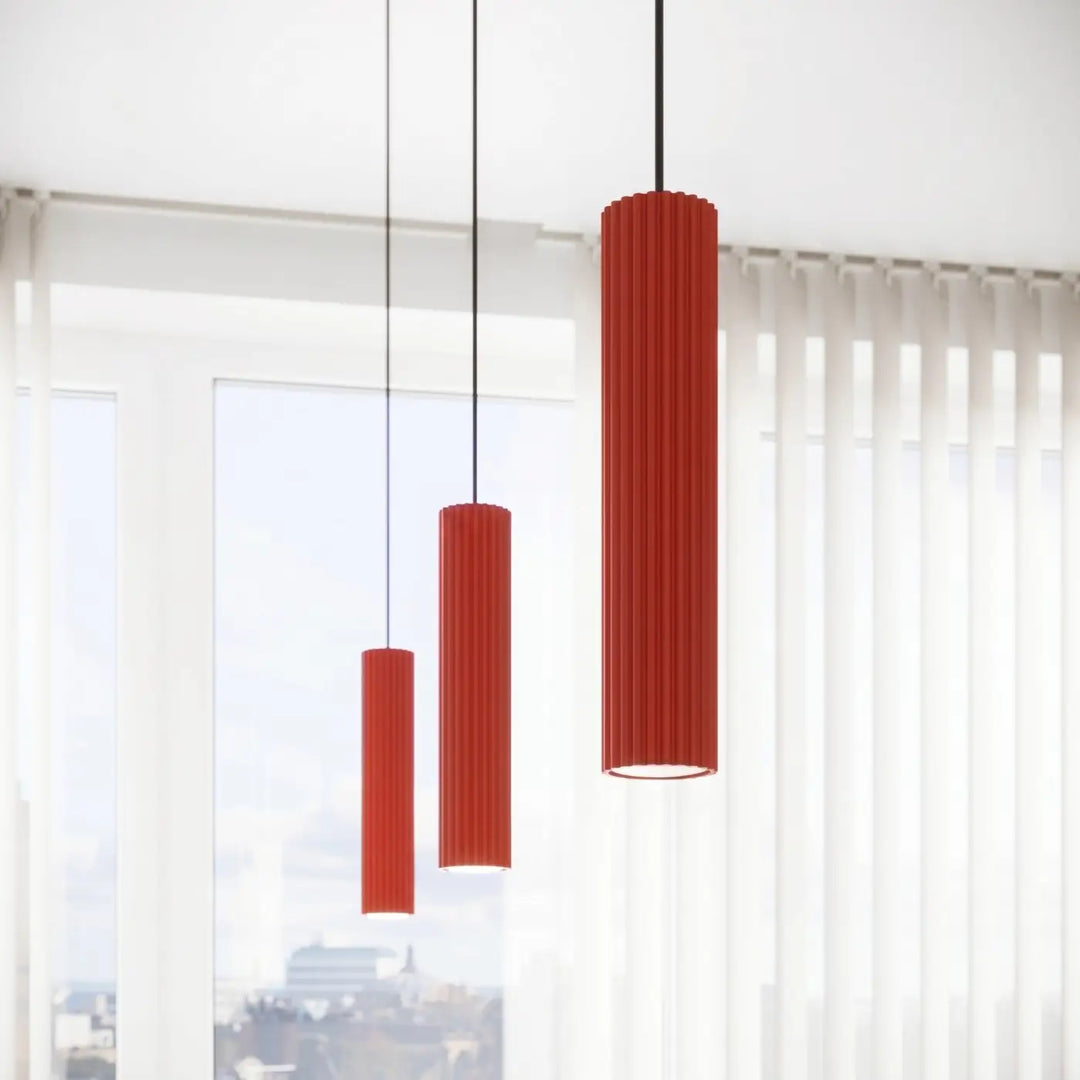 Suspension Luminaire rouge allumée, vue rapprochée