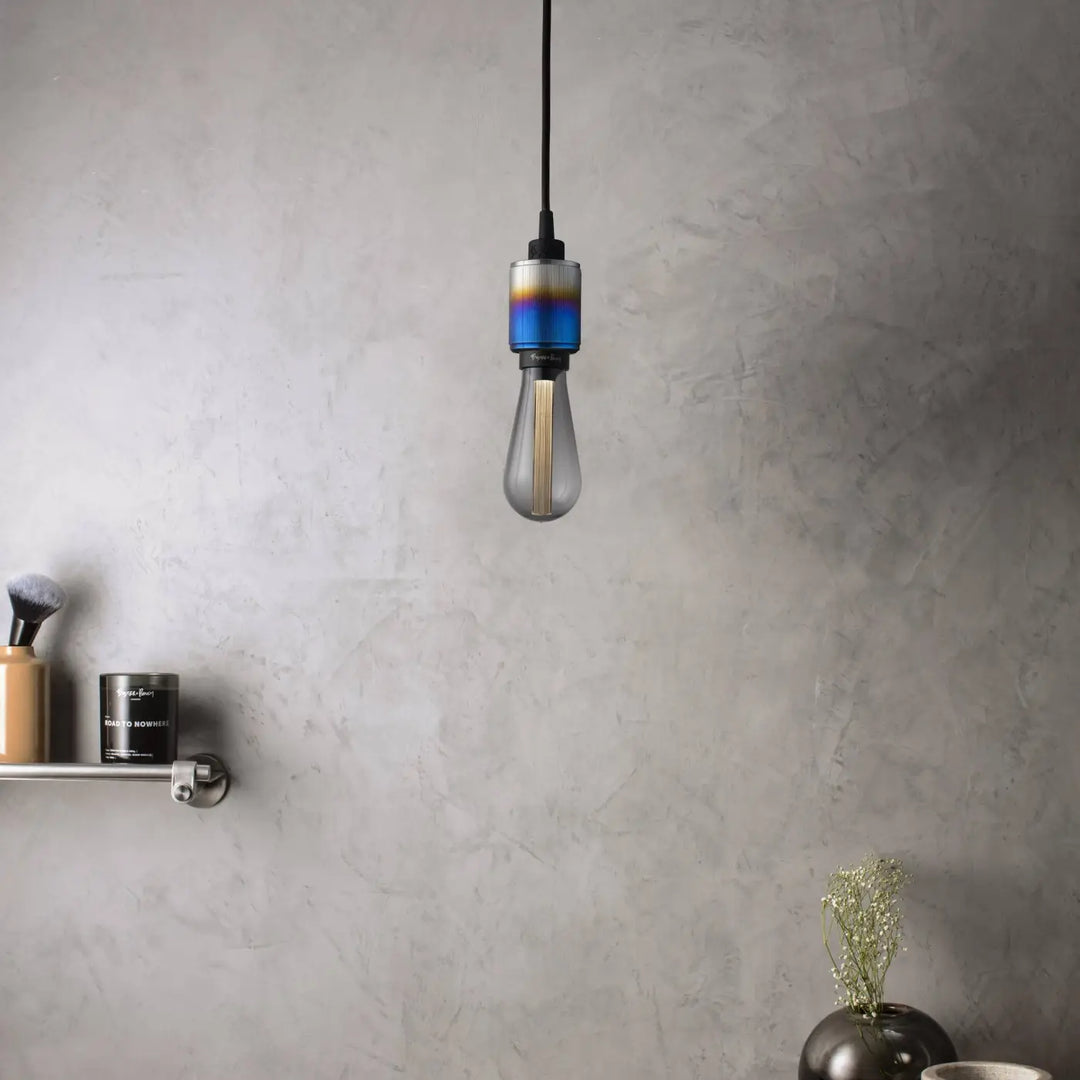Suspension Heavy Metal à gravure alignée en acier brûlé dans une chambre #couleur_multicolore