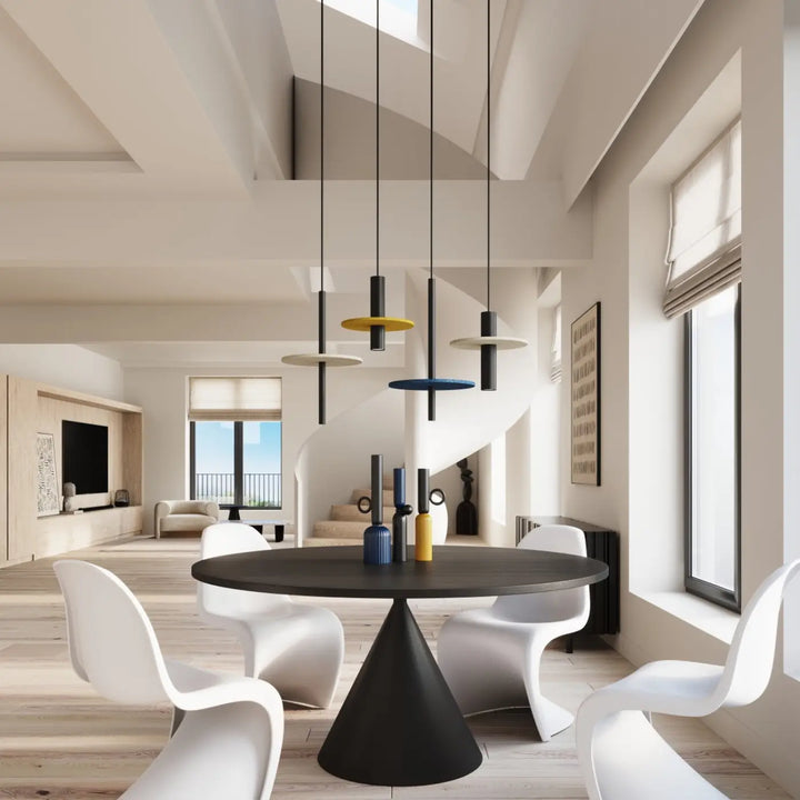 Suspension beige/noir dans un intérieur contemporain