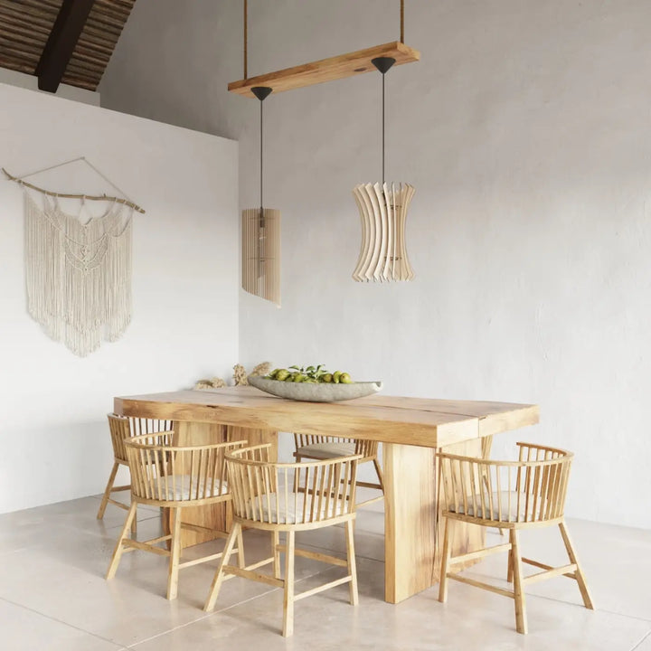Suspension bois naturel dans une salle à manger