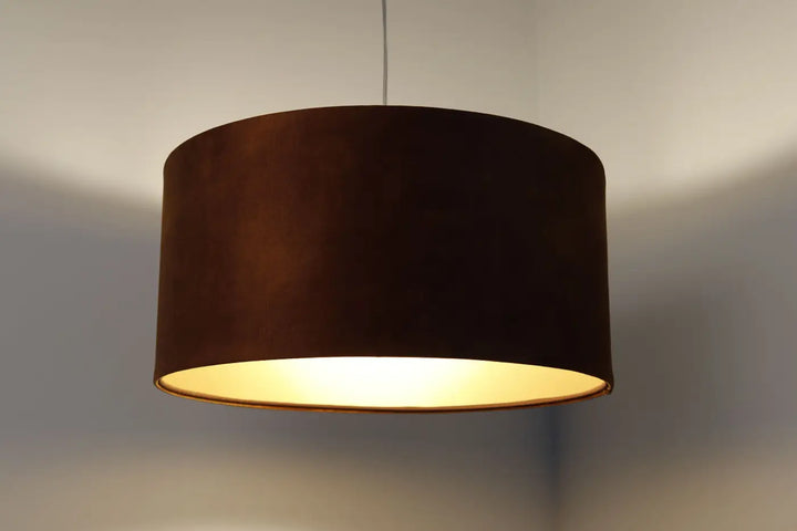 Suspension cylindrique caramel en velours marron avec intérieur sapporte doré pour luminaires décoratifs vintage glamour