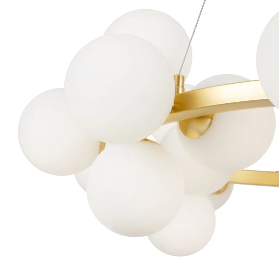 Suspension luminaires dallas circulaire avec vingt-cinq globes en verre givré blanc et bras métalliques dorés polis