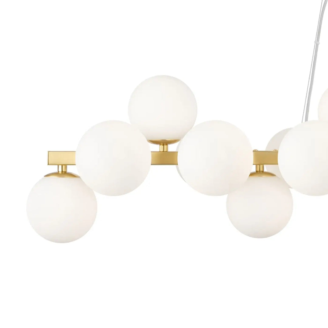 Suspension linéaire dallas linéaire art déco en métal doré avec globes en verre dépoli blanc pour un éclairage moderne