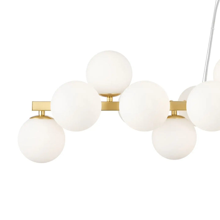 Suspension linéaire dallas linéaire art déco en métal doré avec globes en verre dépoli blanc pour un éclairage moderne