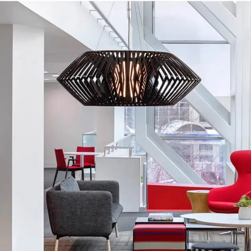 Suspension design ajourée en bois moderne pour salle à manger

