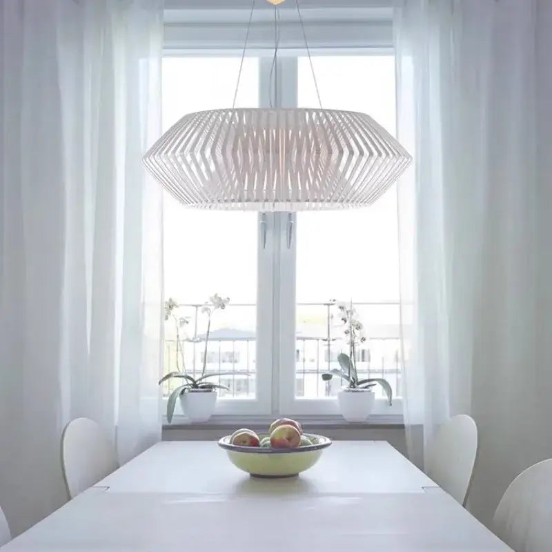 Suspension design ajourée en bois moderne pour salle à manger

