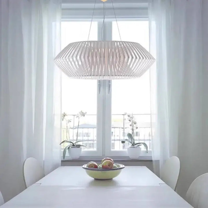 Suspension design ajourée en bois moderne pour salle à manger

