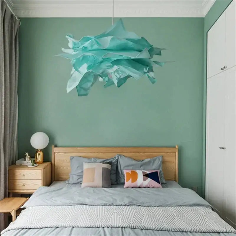 Suspension design artistique en papier froissé multicolore stylé