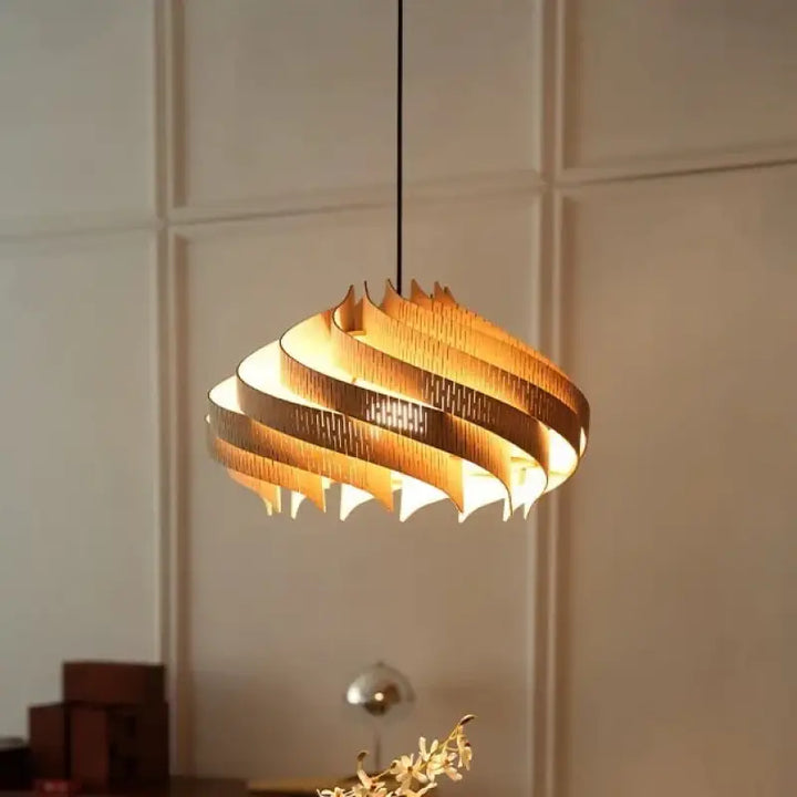 Suspension design en bois pour une lumière douce et élégante