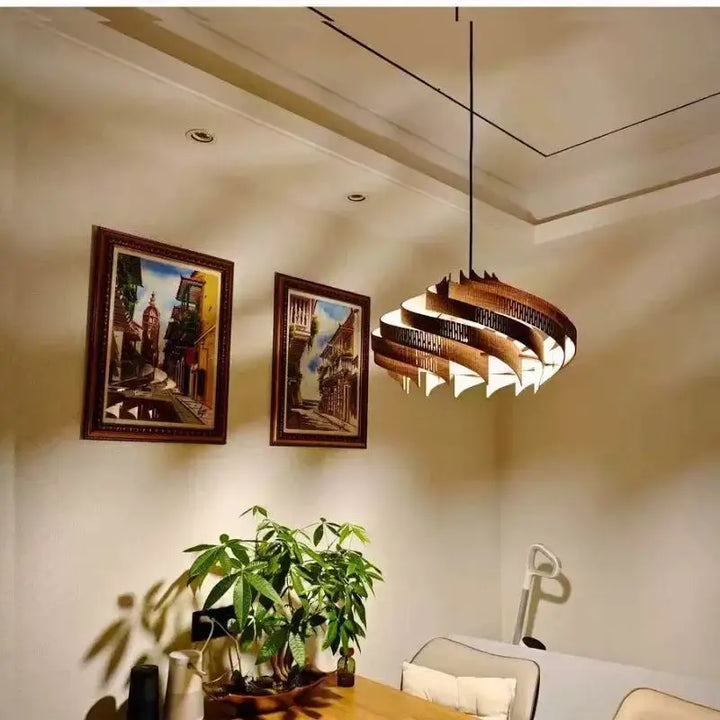 Suspension design en bois pour une lumière douce et élégante