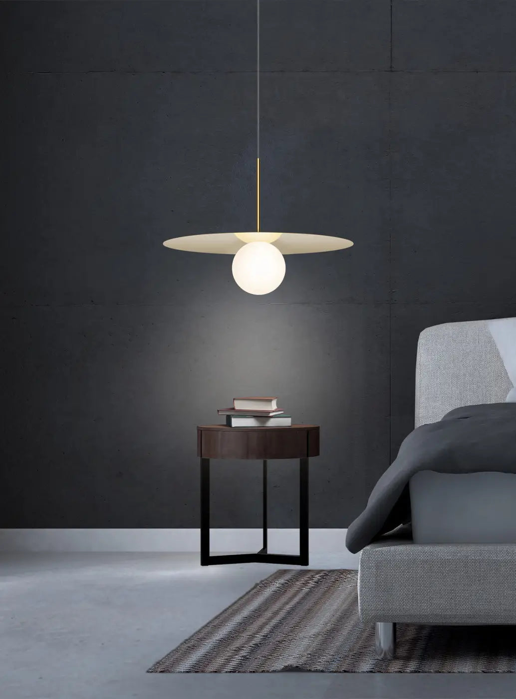 Suspension Bola Disc dorée de 46 cm dans un intérieur