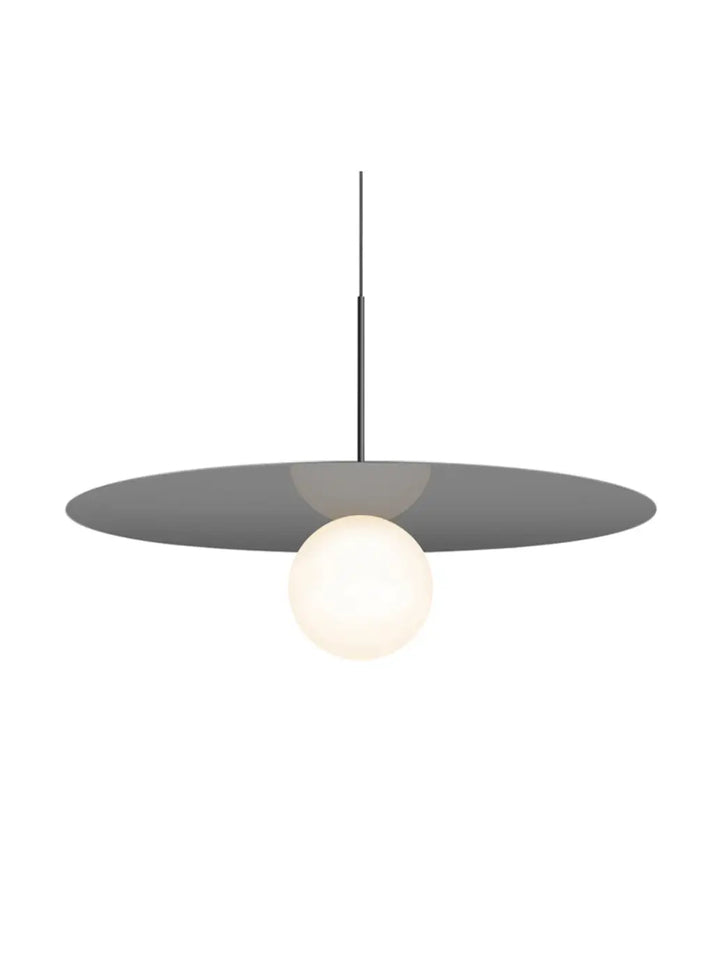 Suspension Bola Disc grise, disque de 81 cm et globe en verre opale