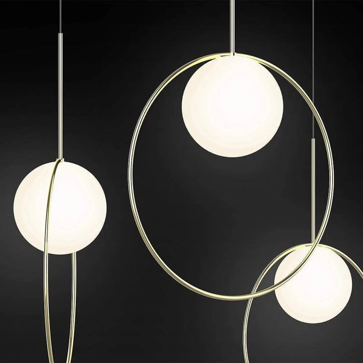 Suspension Bola Halo à anneau et globe en verre opale