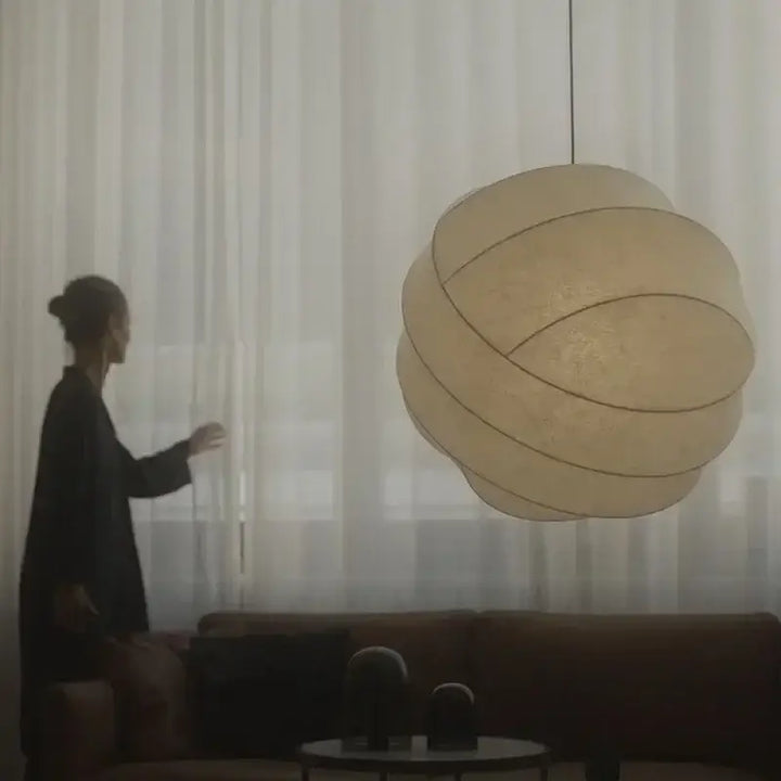 Suspension Design Boule Torsadée en Soie Moderne

