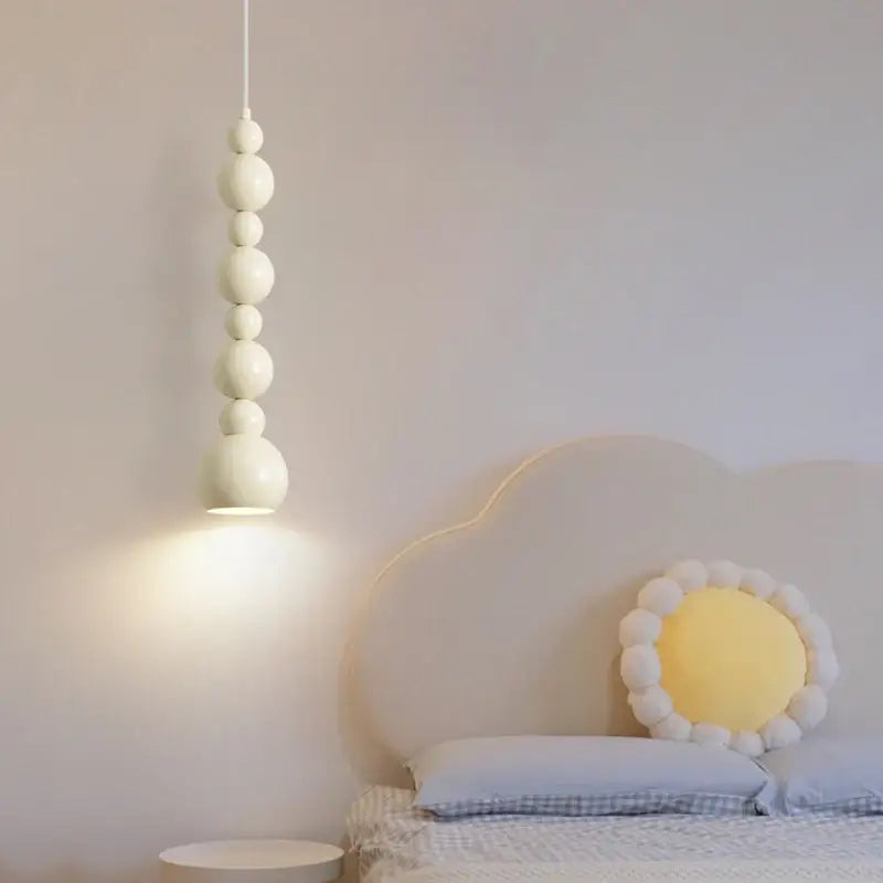 Suspension design boules blanches modernes pour chambre enfant