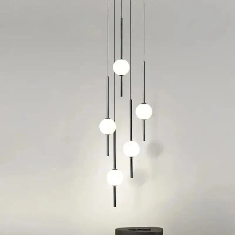 Suspension Design En Cascade Avec Boules Blanches Élégantes

