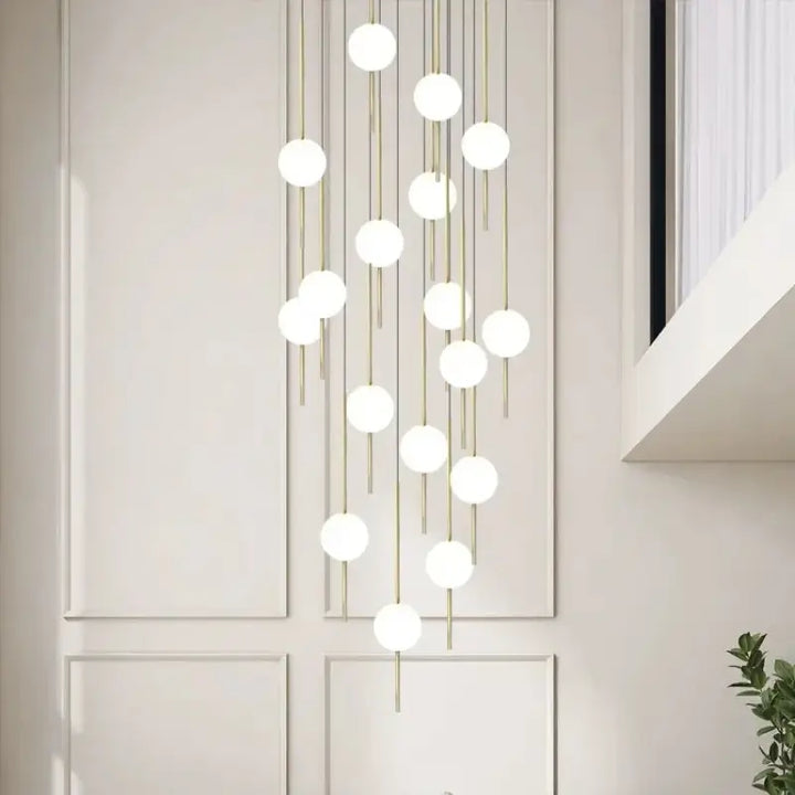 Suspension Design En Cascade Avec Boules Blanches Élégantes

