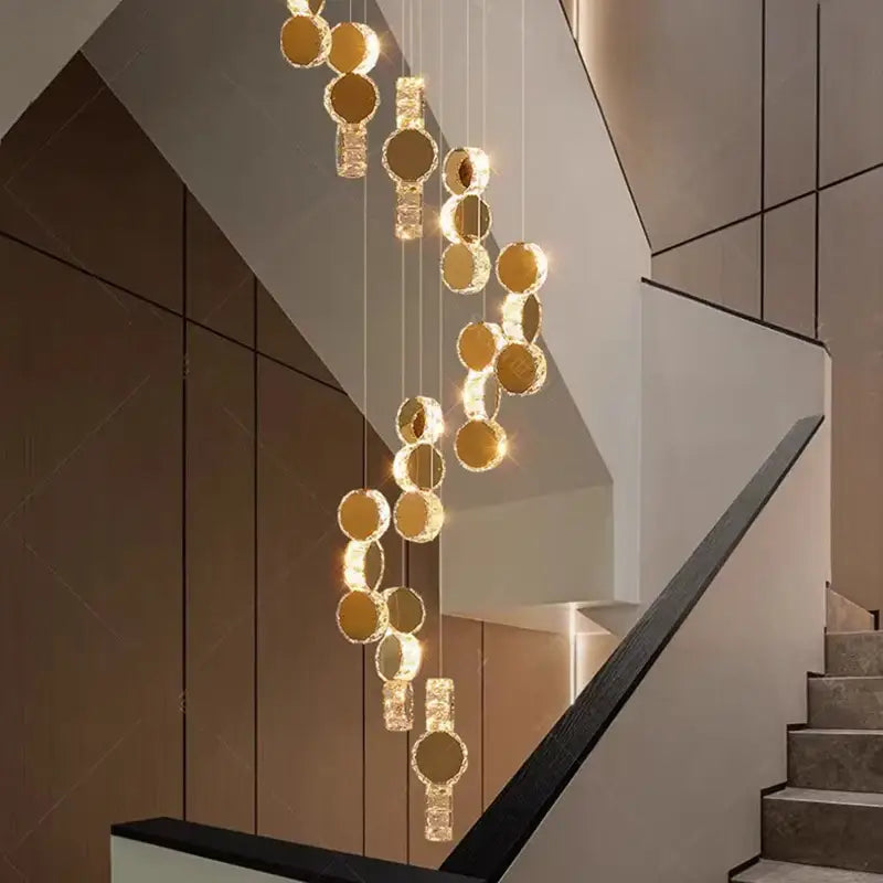 Suspension Design En Cascade Avec Boules Dorées Élégantes

