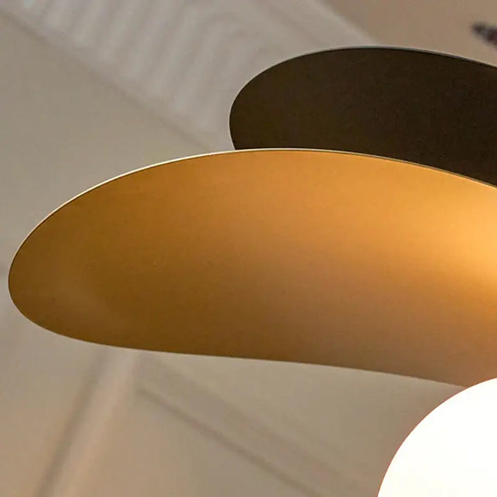 Suspension design contemporain noir et doré avec globe blanc