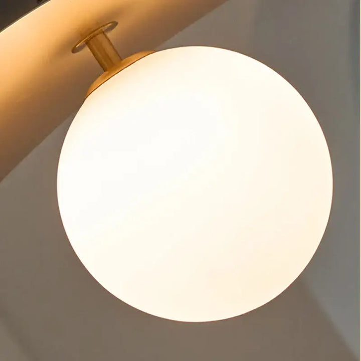 Suspension design contemporain noir et doré avec globe blanc