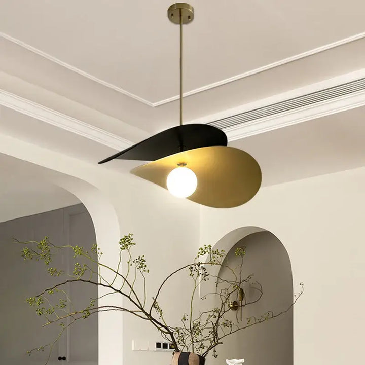 Suspension design contemporain noir et doré avec globe blanc