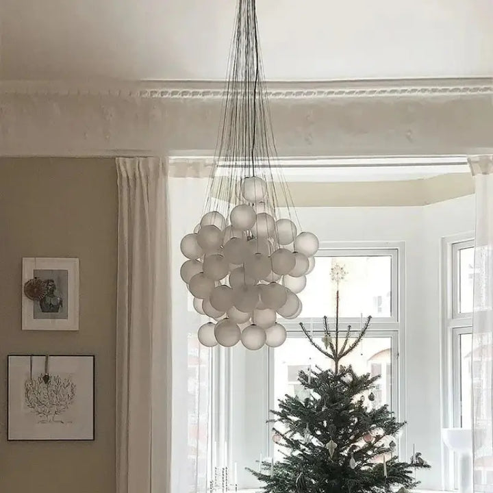 Suspension contemporaine en globes de verre blanc gris