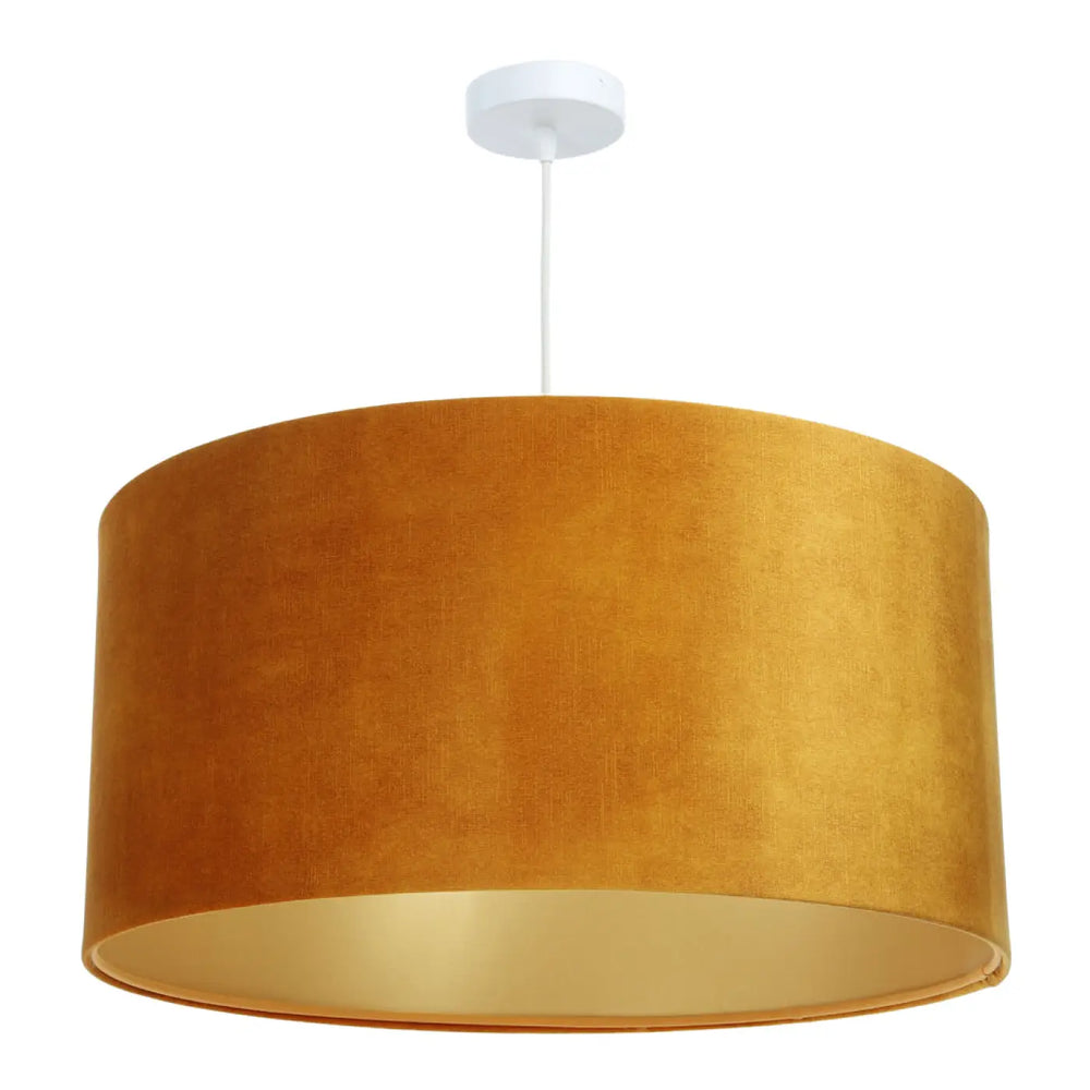 Suspension design dorée vintage glamour en velours jaune miel avec abat-jour textile et matières naturelles