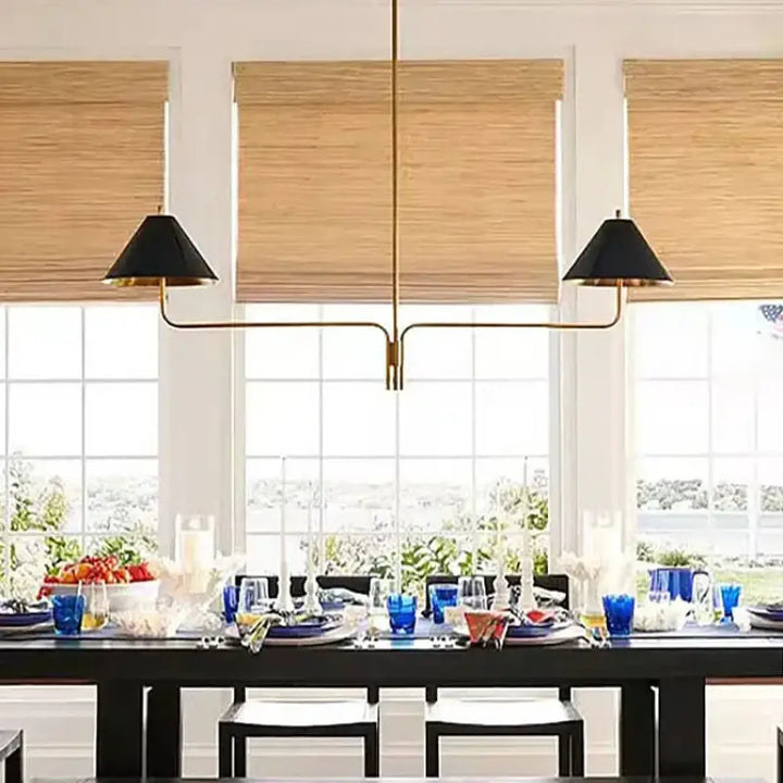 Suspension design dorée à deux bras avec abat jour beige