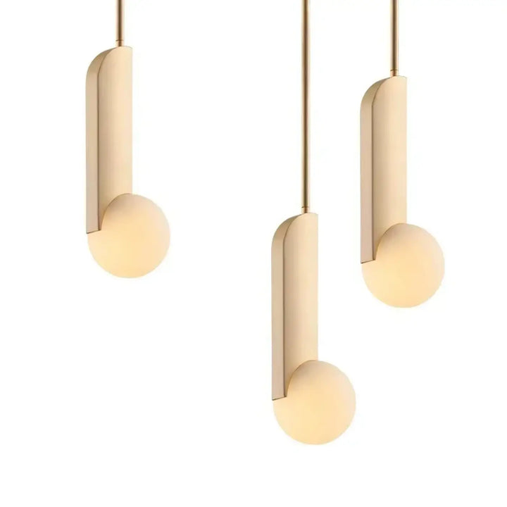 Suspension design dorée minimaliste avec boule en verre
