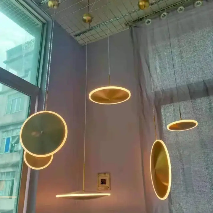 Suspension design dorée moderne à disques lumineux