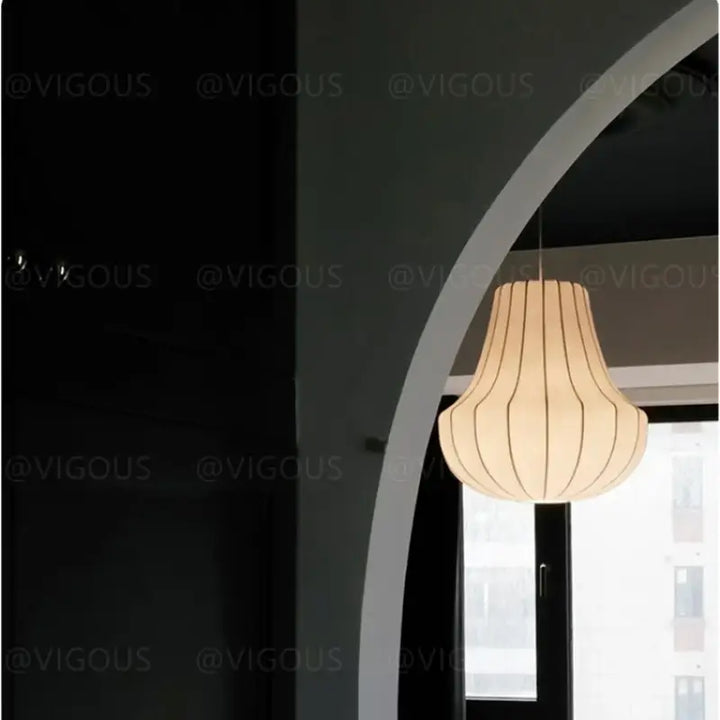 Suspension design élégante en tissu et métal sculpté