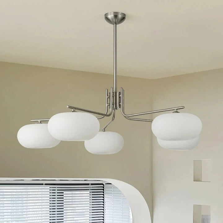 Suspension design avec globes en verre opale élégante