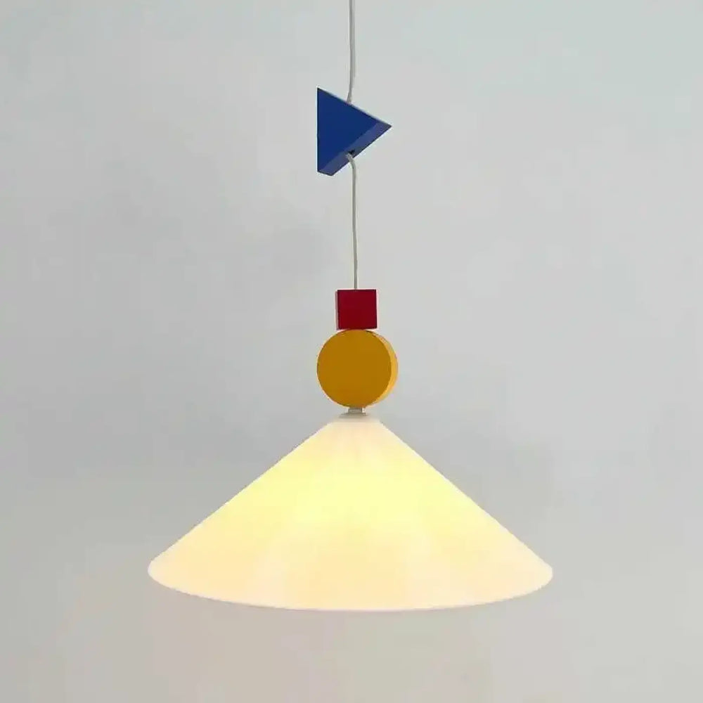 Suspension luminaire liora design géométrique avec formes colorées bleu, rouge et jaune et abat-jour conique blanc mat