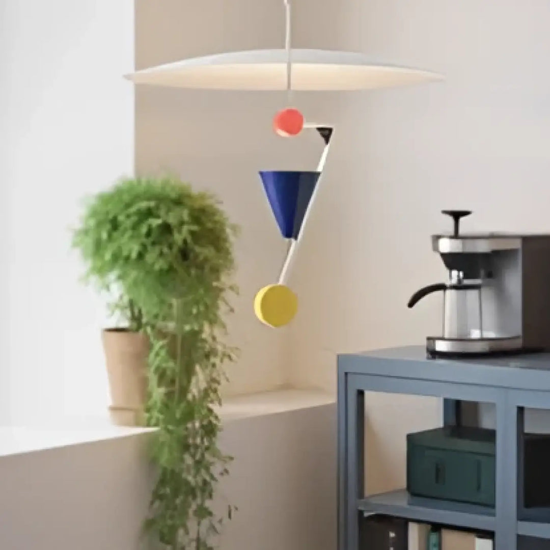 Suspension luminaire liora avec suspension design géométrique en formes colorées bleues et jaunes minimalistes